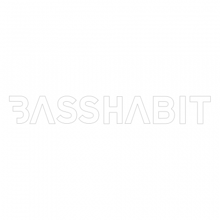 Naklejka Bass Habit 14x2cm, biała w grupie Car audio / Akcesoria / Gadżety u BRL (899LOGOCW)