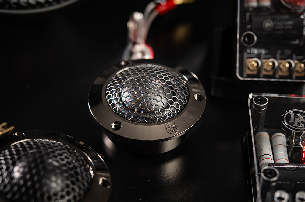 Zbliżenie na RC28C z przodu, z naciskiem na jedwabną kopułkę i maskownicę