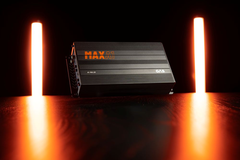 MAX A2-150.2D na ekspozycji, pomarańczowe światła po obu stronach