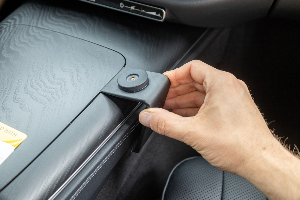 Brodit ProClip, Mercedes Benz E-Class, sedan 24-26