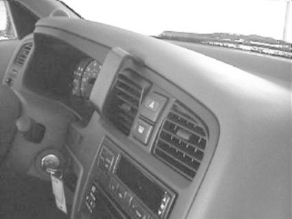 Nissan Primera 96-99, wyśrodkowany