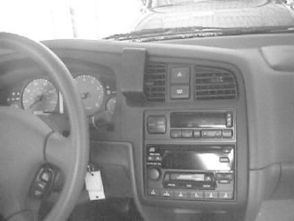 Nissan Primera 96-99, wyśrodkowany