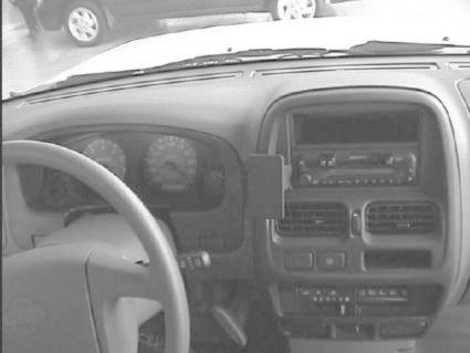 Nissan Navara 00-05, wyśrodkowany