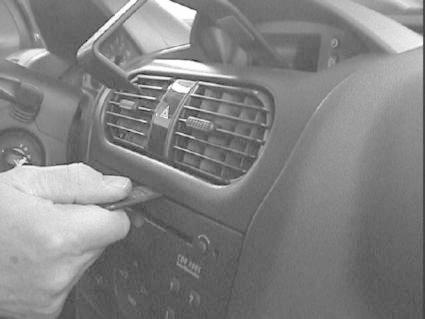 Opel Corsa 01-06, Wyśrodkowany