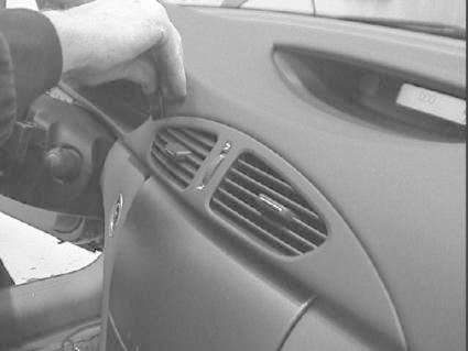 Renault Laguna 01-04, centralny