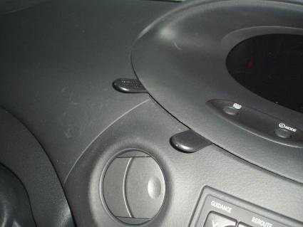 Toyota Yaris 03-05, Wyśrodkowany