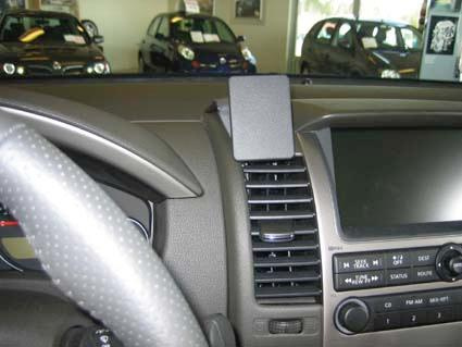 Nissan Navara 06-10, wyśrodkowany