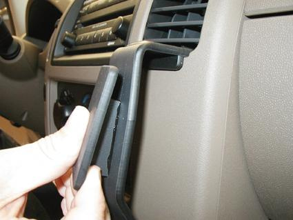 Nissan Navara 06-10, pod kątem
