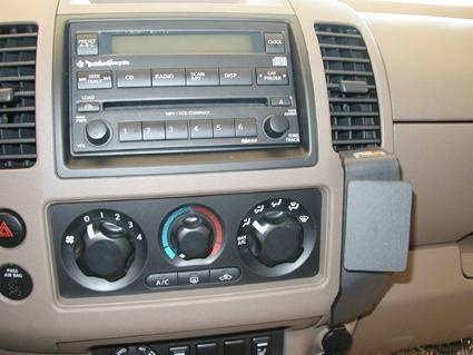 Nissan Navara 06-10, pod kątem