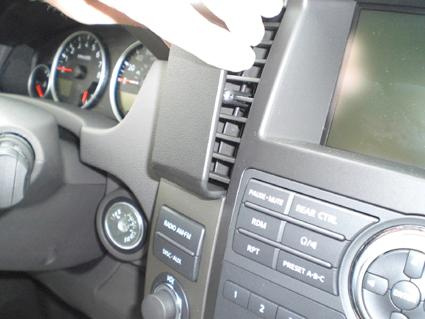 Nissan Pathfinder 10-12, Na środku