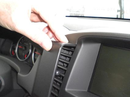 Nissan Pathfinder 10-12, Na środku