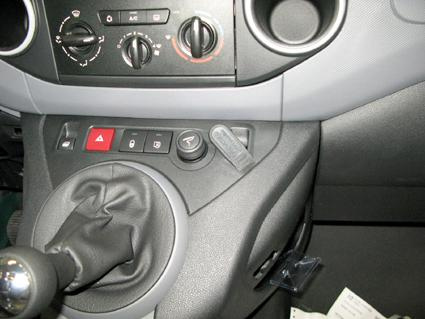 Citroen Berlingo Family 08-15, Pod kątem, Nisko, Manualna