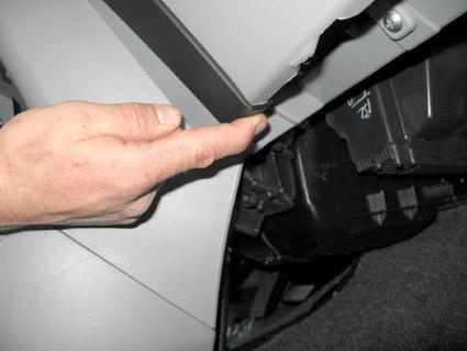 Nissan Pixo 09-15, pod kątem