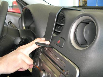 Nissan Micra 11-14, wyśrodkowany