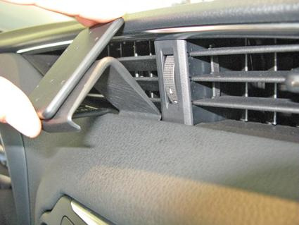 Toyota Yaris 15-, Wyśrodkowany