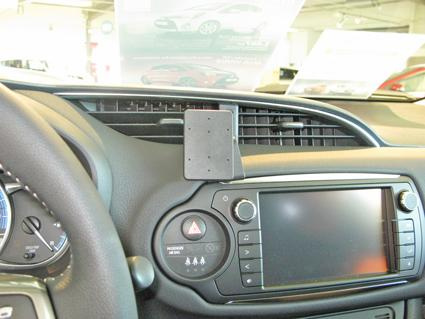 Toyota Yaris 15-, Wyśrodkowany