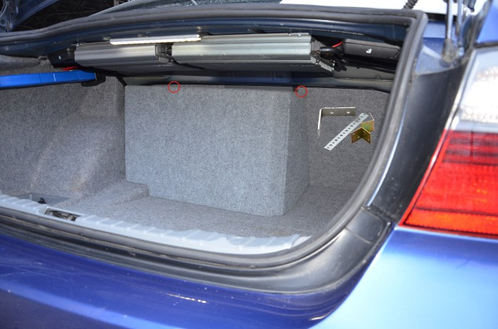 Pusta obudowa subwoofera BMW 3-serie E90/92 Sedan