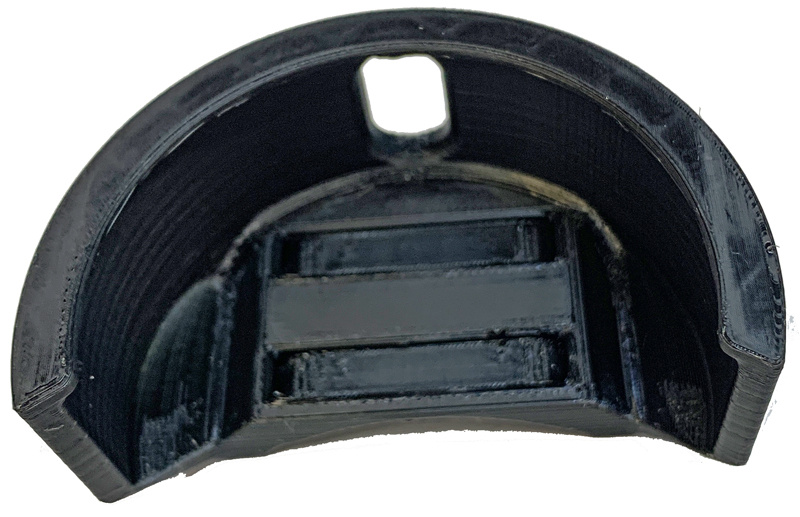 Drukowany 3D uchwyt na pudełko na snus (70x24mm) do montażu na goleni widelca motocykla (opaski zaciskowe).