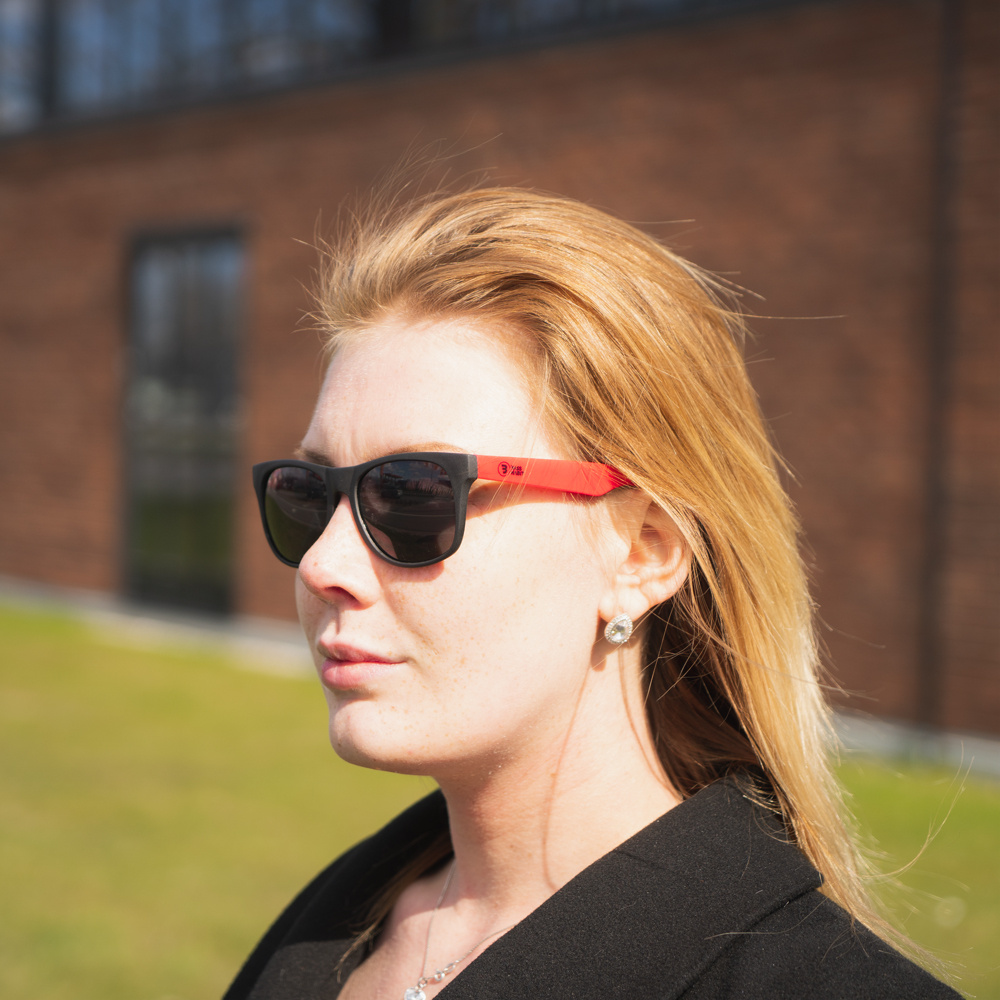 Czerwone i czarne okulary przeciwsłoneczne od Bass Habit