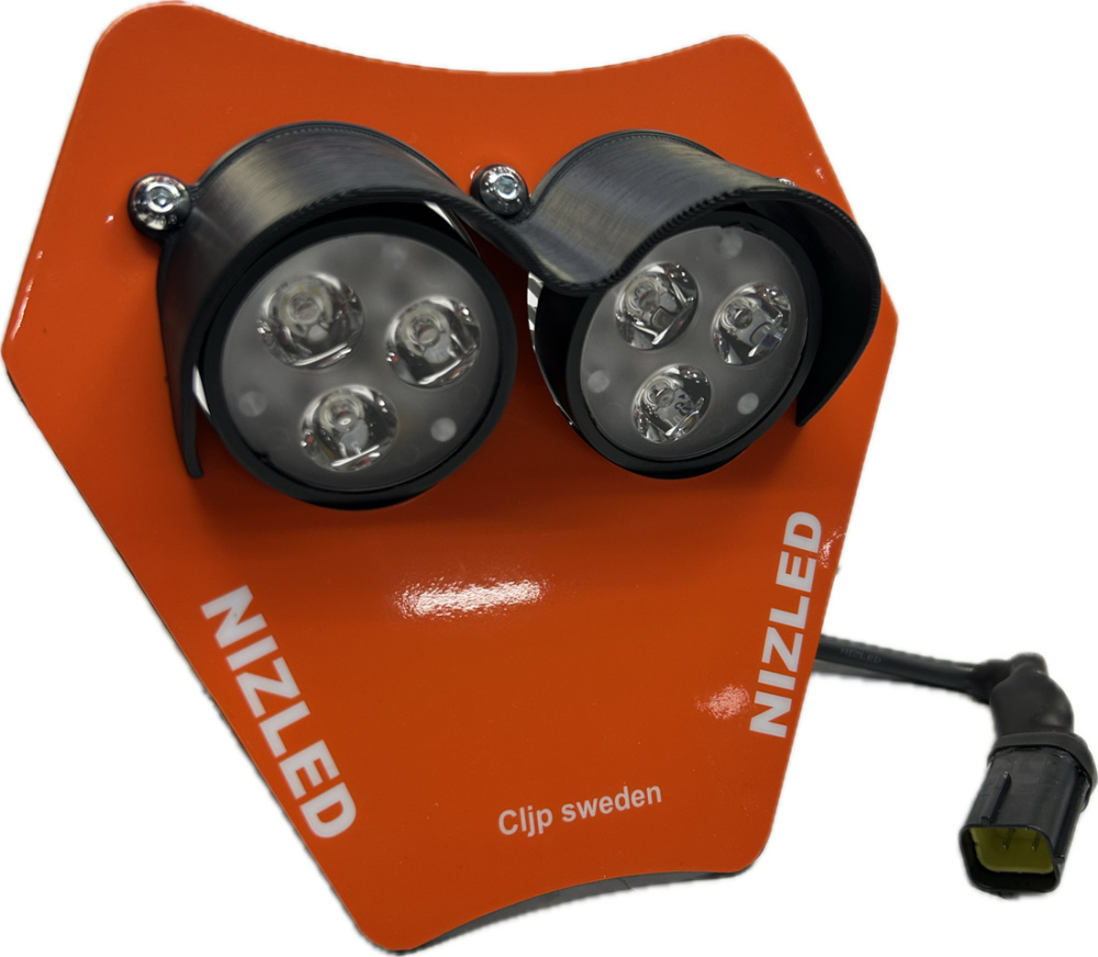 Mocowanie lampy KTM w dwóch klasach cenowych, E30 35w lekka lampa oraz E406k/E405k, które są najmocniejsze